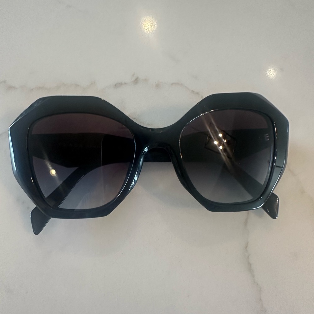 Chic Black Oversized Sunglasses